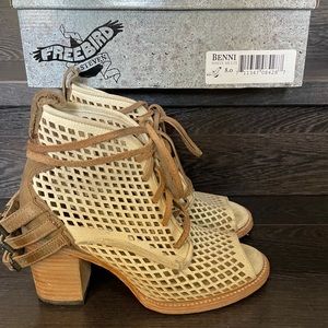 Freebies by Steven shoes Benni white multi sandal 8